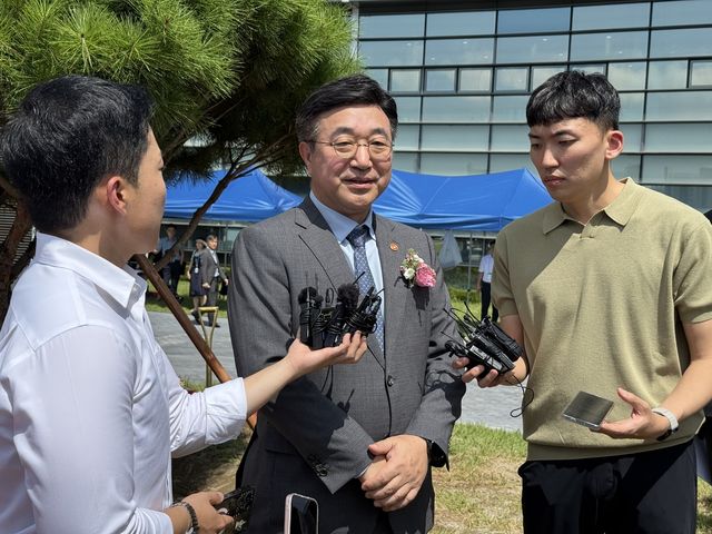 인터뷰하는 윤호중(가운데) 행정안전부 장관