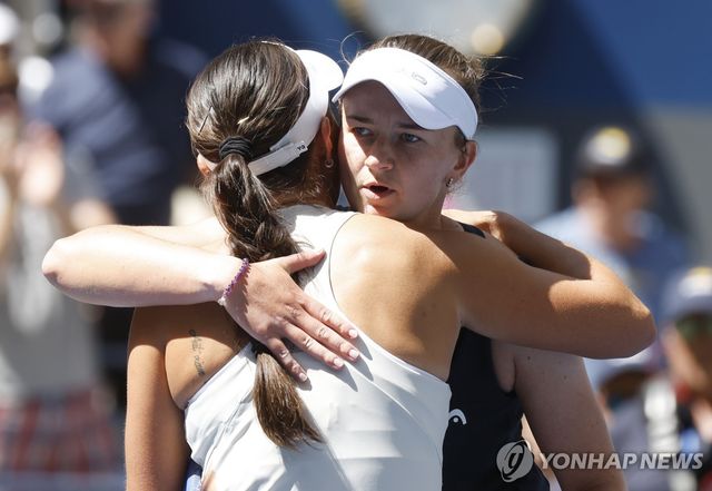 페굴라와 포옹하는 크레이치코바