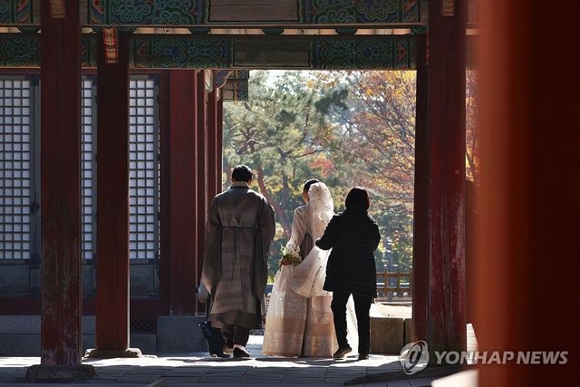 궁궐에서 웨딩촬영