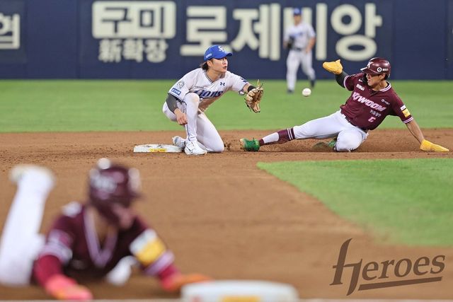 5회 이중 도루에 성공한 전태현과 송성문