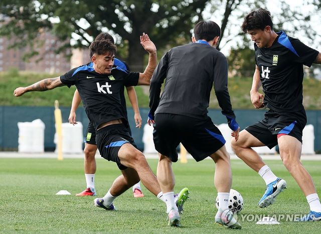 볼 다툼하는 옌스 카스트로프-김민재