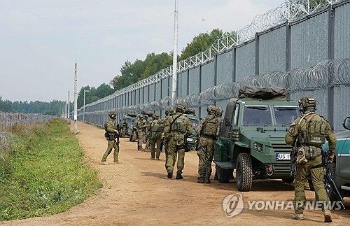 폴란드-벨라루스 국경 지대 감시하는 폴란드 국경수비대