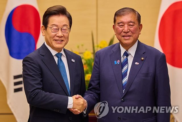 지난 8월 24일 일본서 만난 이재명 대통령(왼쪽)과 이시바 시게루 일본 총리