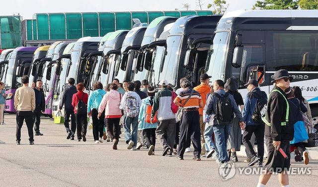 버스로 향하는 중국인 단체 크루즈관광객들