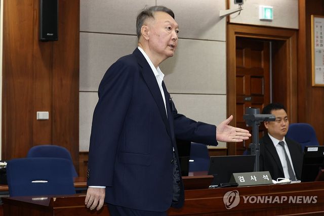 법정 들어서는 윤석열