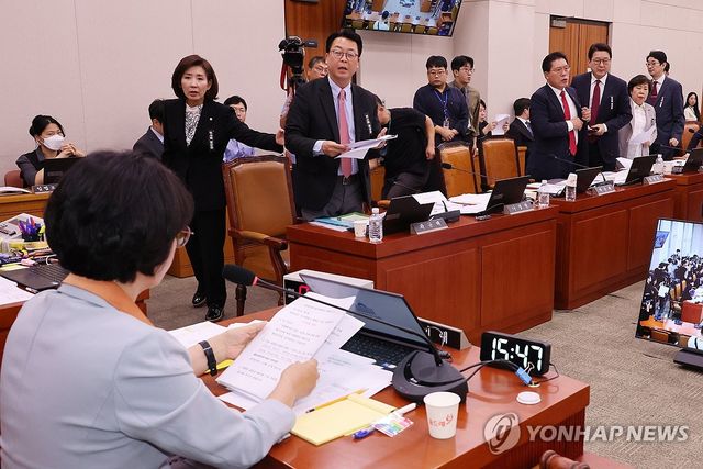 대법원 현장점검 의결 항의하는 국민의힘 법사위원들