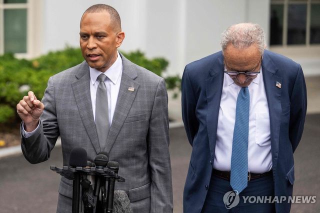 민주당 하킴 제프리스 하원 원내대표(왼쪽)와 척 슈머 상원 원내대표