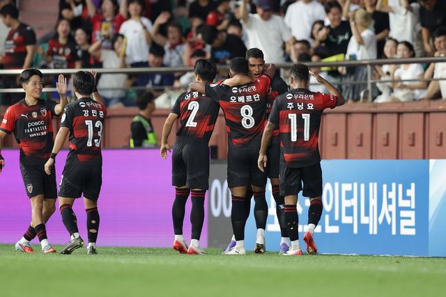 기쁨을 나누는 포항 스틸러스 선수들.