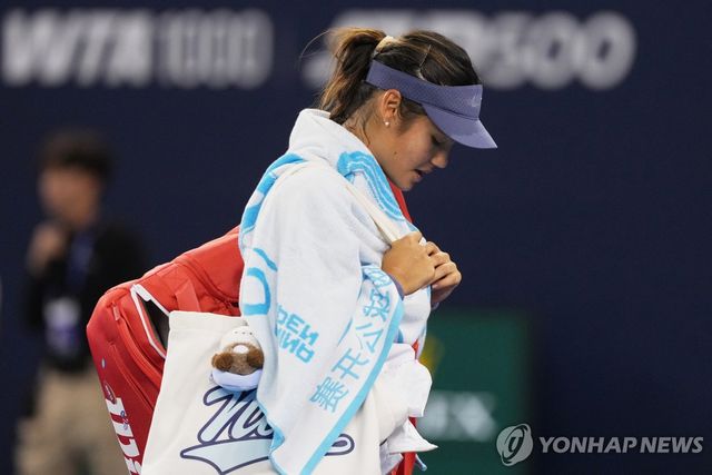 29일 경기에서 역전패 후 코트를 떠나는 라두카누