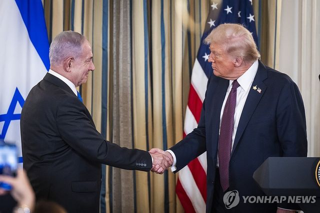 악수하는 트럼프와 네타냐후