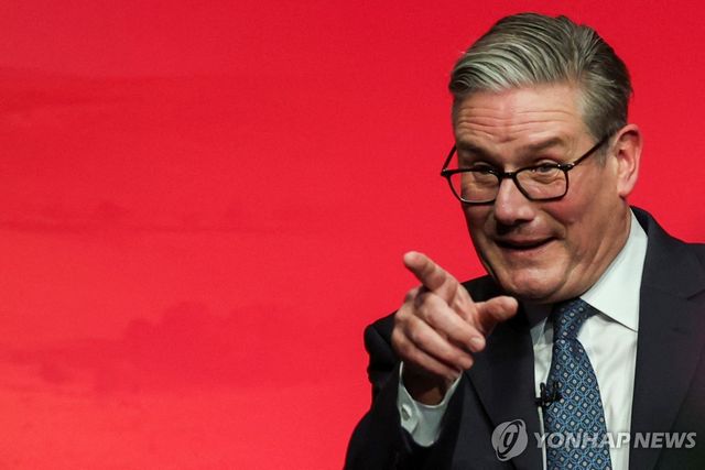 30일 노동당 전당대회에서 연설하는 스타머 총리