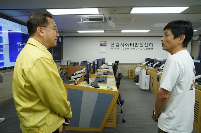 산림사이버안전센터 찾아 점검하는 김인호 산림청장