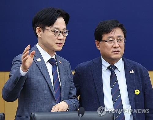 이야기하는 산업부 장관과 환경부 장관