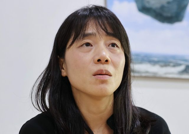 인터뷰하는 김숨 작가