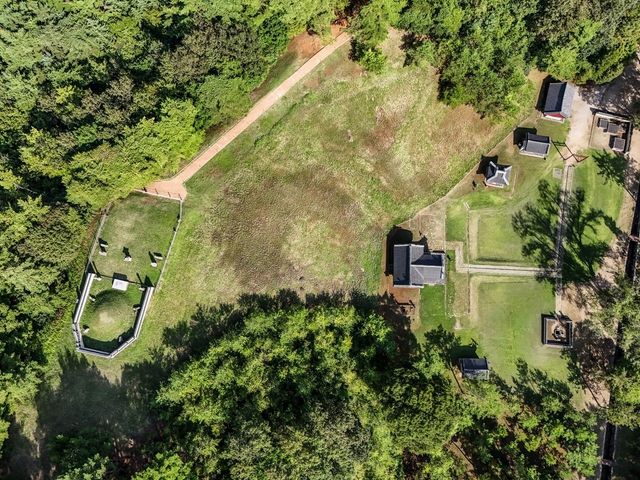 중간에 꺾인 향로와 어로(오른쪽), 언덕 위 간소한 능침 구조가 보이는 영월 장릉 [사진/백승렬 기자]