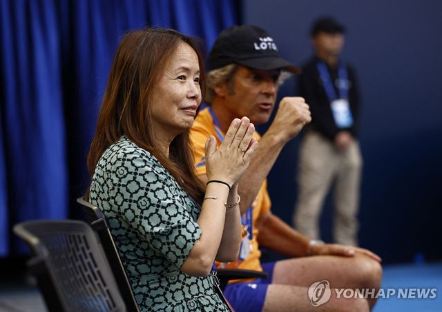 라두카누를 응원하는 라두카누의 어머니(왼쪽)