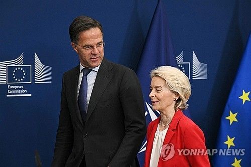 공동기자회견하는 나토 사무총장과 EU 집행위원장