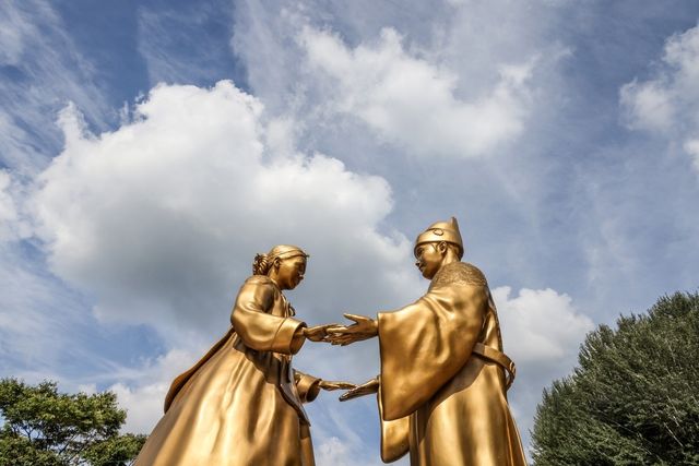 단종과 정순왕후의 '천상 재회'를 표현한 동상 [사진/백승렬 기자]