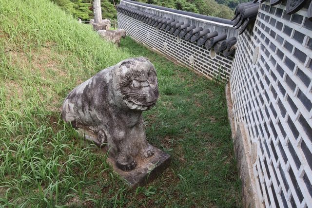 인상적인 석호(호랑이 모양의 석물)의 모습 [사진/백승렬 기자]