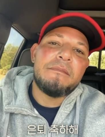 오승환에게 은퇴 축하 메시지 보내는 몰리나