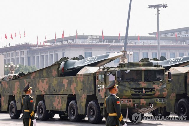 중국 전승절 80주년 열병식에 등장한 극초음속 미사일 DF-17