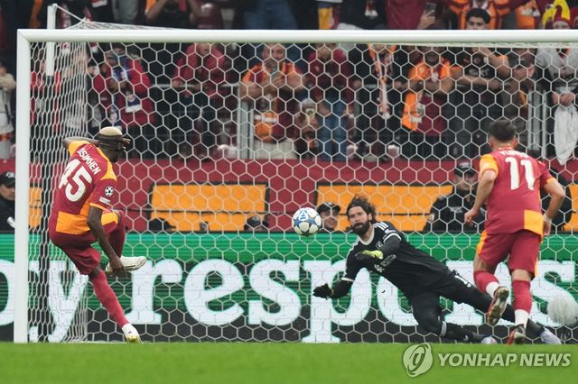 페널티킥 골 넣는 갈라타사라이의 빅터 오시멘