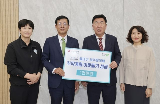 떼제베 골프장 최창호 대표(왼쪽 두 번째)와 이범석 청주시장(왼쪽 세 번째). 