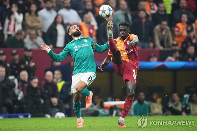 볼 다투는 리버풀의 무함마드 살라흐와 갈라타사라이의 다빈손 산체스