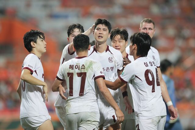 세리머니 하는 광주FC 선수들.