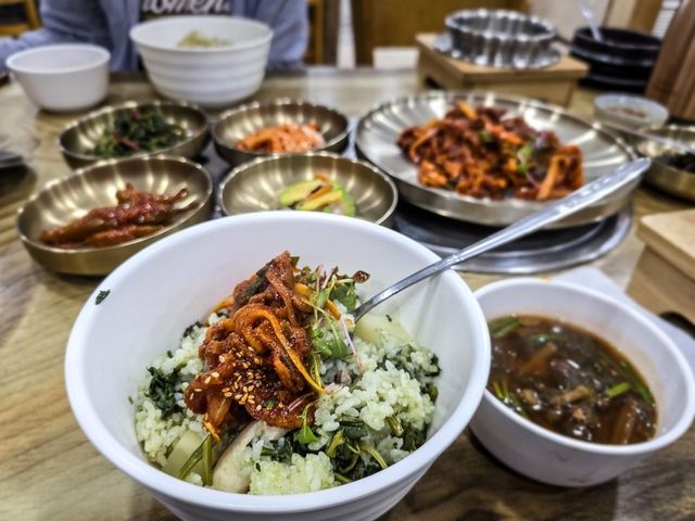 어수리 나물밥과 제육 정식 [사진/백승렬 기자]