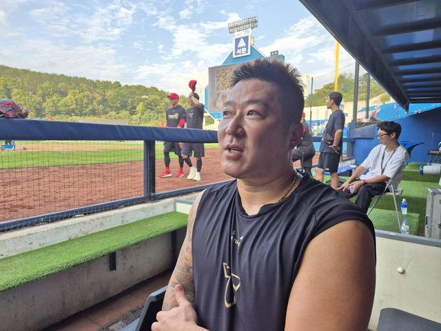 인터뷰하는 KIA 타이거즈 최형우