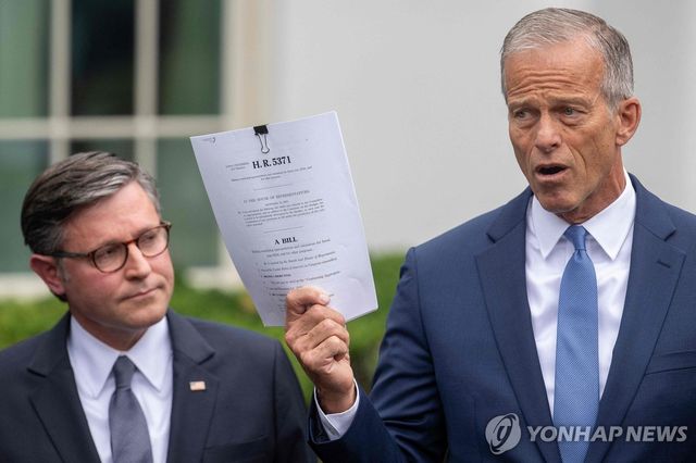 공화당 존 튠 상원 원내대표(오른쪽)와 마이크 존슨 하원의장