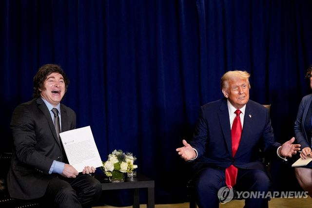 9월23일(현지시간) 뉴욕에서 만난 트럼프 대통령(오른쪽)과 밀레이 대통령