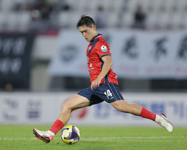 슈팅하는 이동경