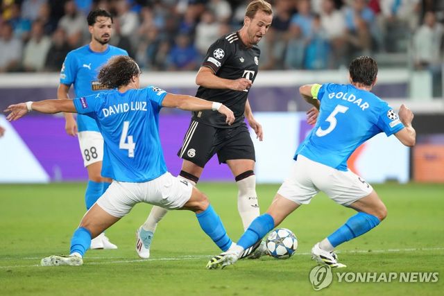 공 몰고 가는 해리 케인