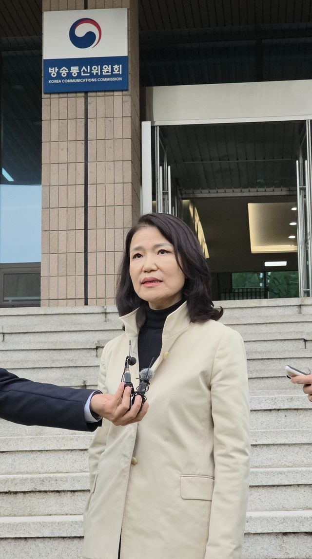 30일 오후 정부과천청사에서 이진숙 방송통신위원장이 퇴근하며 소회를 밝히고 있다. [촬영 나확진]