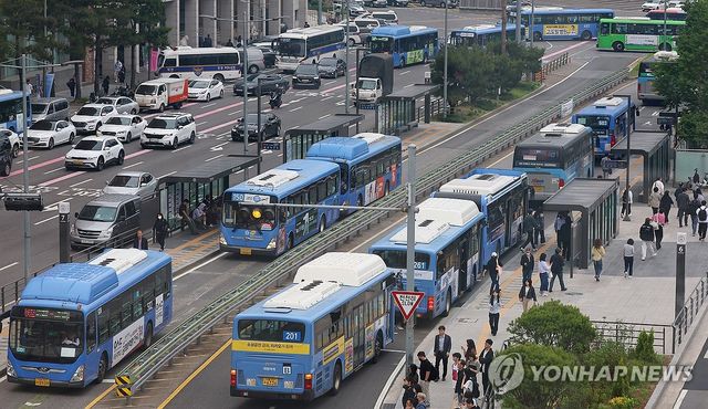 서울역버스환승센터 오가는 시내버스들