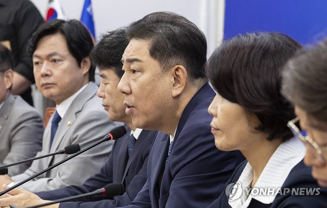 민주당 원내대책회의에서 발언하는 김병기 원내대표