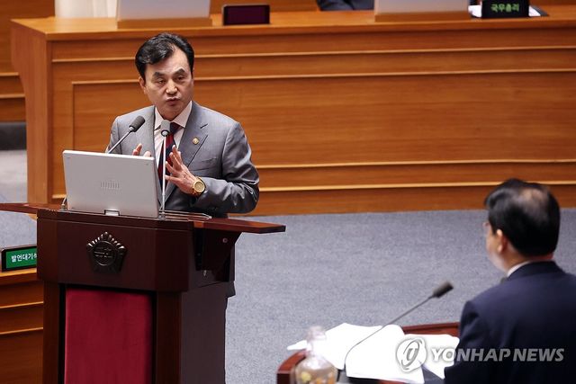 답변하는 안규백 국방부 장관