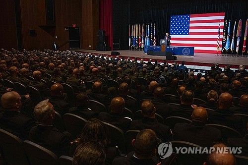 군 장성 앞에서 연설하는 트럼프 대통령 