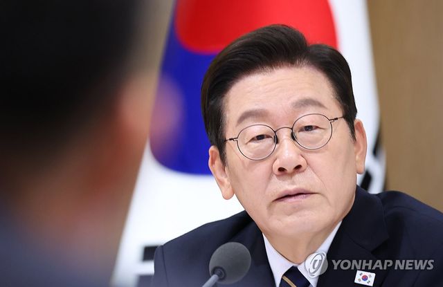 참석자 발언듣는 이재명 대통령