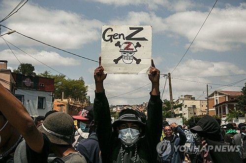 마다가스카르 단수·정전 항의 청년 시위대