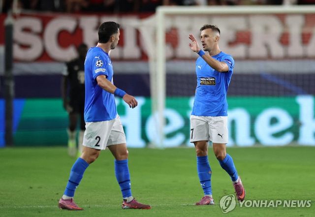 골 넣고 기뻐하는 미슬라브 오르시치(오른쪽)