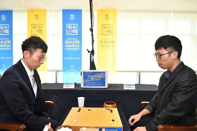 박상진(왼쪽) 9단이 라이쥔푸 9단을 꺾고 국수산맥배 8강에 올랐다.