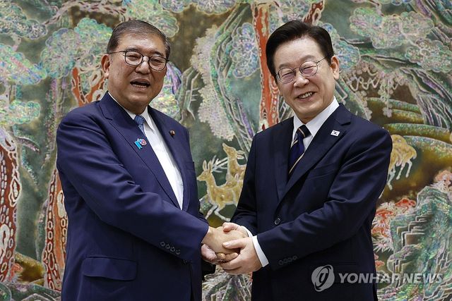 韓日정상 76분간 부산회담…양국 협력 방안 논의