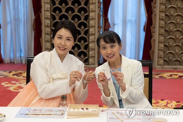 지난달 23일 일본 도쿄서 만난 김혜경 여사(왼쪽)와 이시바 요시코 여사