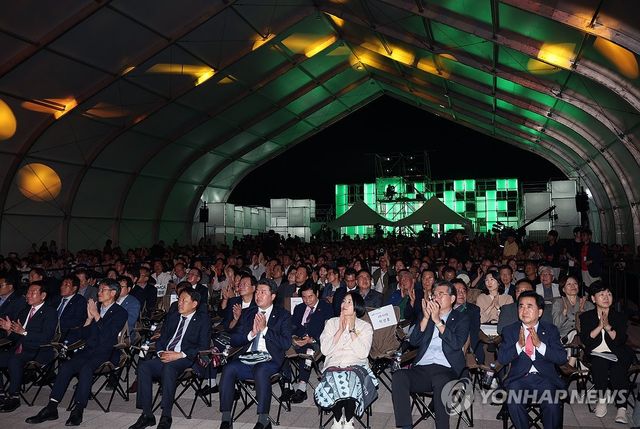 울산울주세계산악영화제 지켜보는 관람객들
