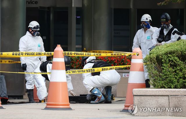 국정자원 배터리 살피는 감식반