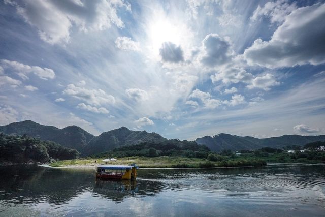 청령포를 오가는 배 [사진/백승렬 기자]