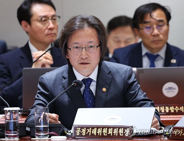 답변하는 주병기 공정거래위원장